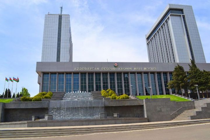 Kəsiri 1 milyarda yaxın olan 2018-in büdcəsi təsdiq edildi