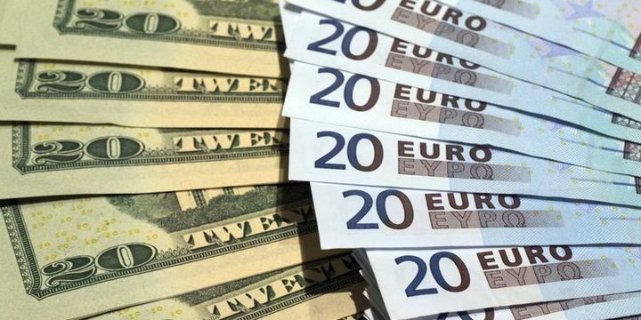 Dolların Avro qarşında ucuzlaşması davam edir