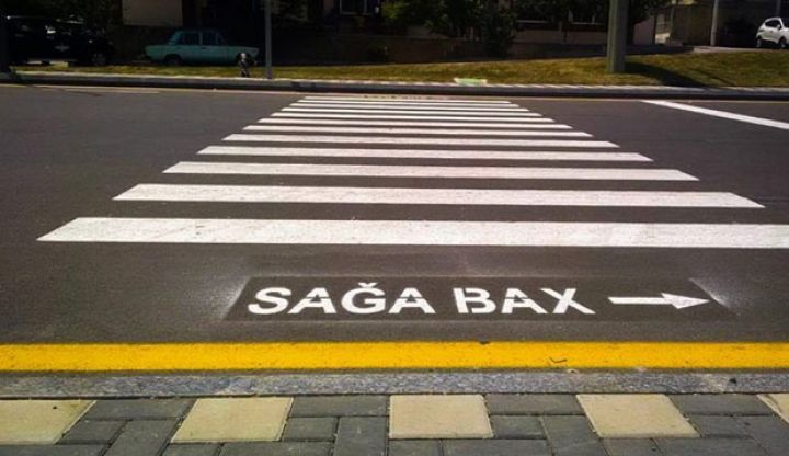 Bakıda yerə xəbərdaredici məlumatlar yazılır