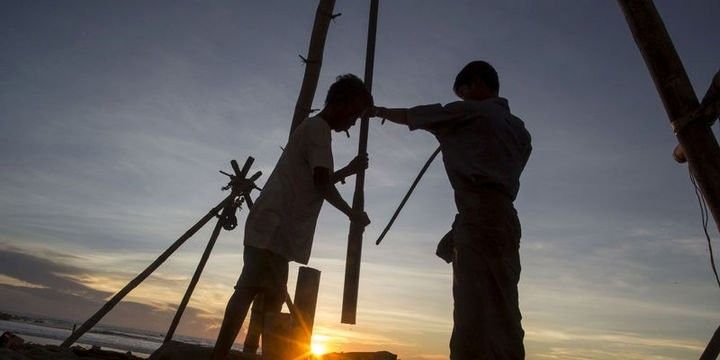 Neft ucuzlaşan Dollar ilə bahalaşır