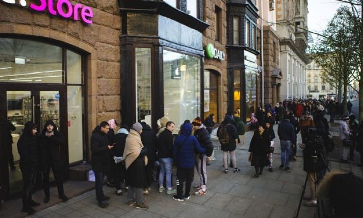 "iPhone X" almaq üçün 3 gün növbədə dayandı və xəstəxanalıq oldu