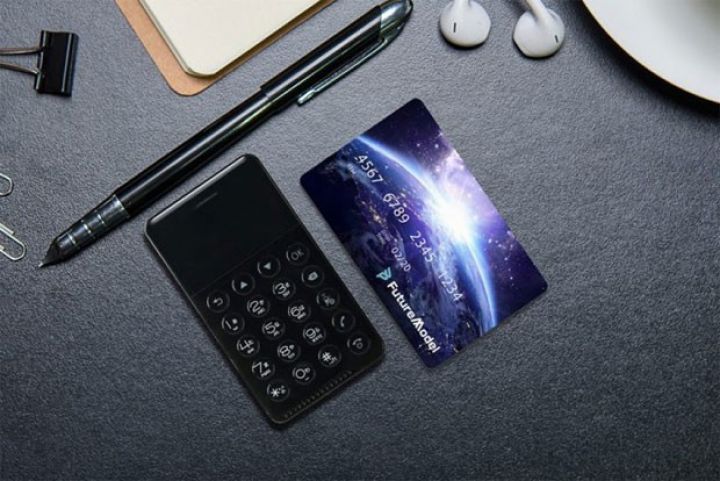 Bank kartı ölçüsündə smartfon