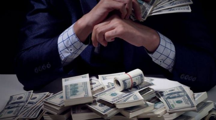 1 saatda 4,5 milyon dollar qazanır 