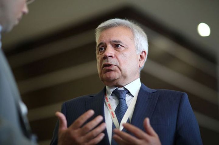 Vahid Ələkbərov: "OPEC+ anlaşmasından tədricən çıxmaq lazımdır"