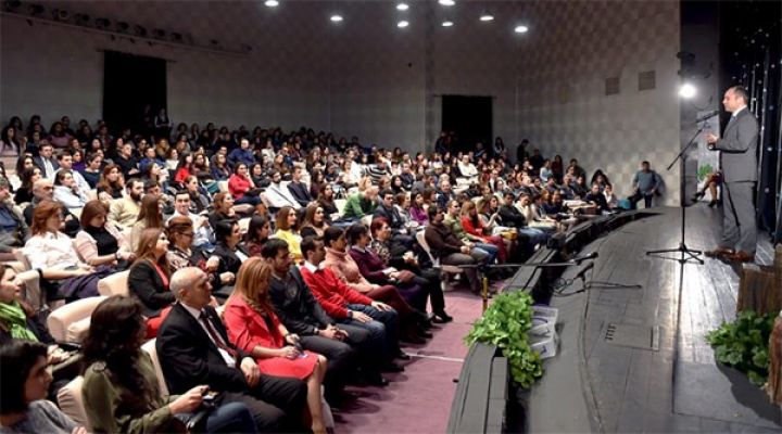 "AccessBank" fiziki qüsurlu aktyorlardan ibarət teatrın tamaşasına dəstək verib