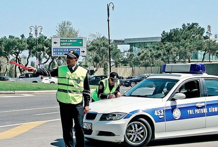 Yol Polisindən video çəkən sürücülərə xəbərdarlıq - BİRİNƏ 15 GÜN HƏBS VERİLDİ