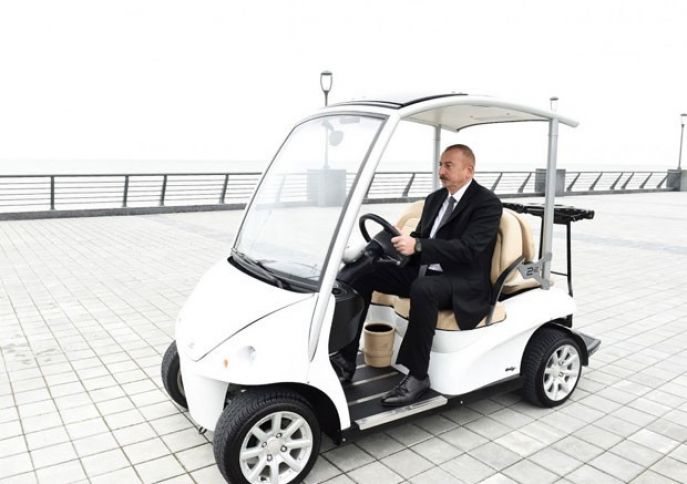 Prezident elektromobillə park-bulvar kompleksini gəzib