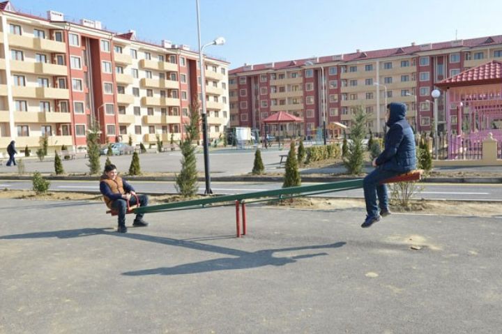 300 ailəlik yeni yaşayış binaları ilk sakinlərini qəbul edib