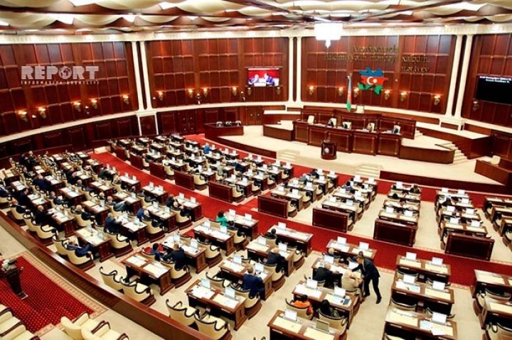 Parlament pensiyaların artırılmasını nəzərdə tutan dəyişikliyi qəbul etdi