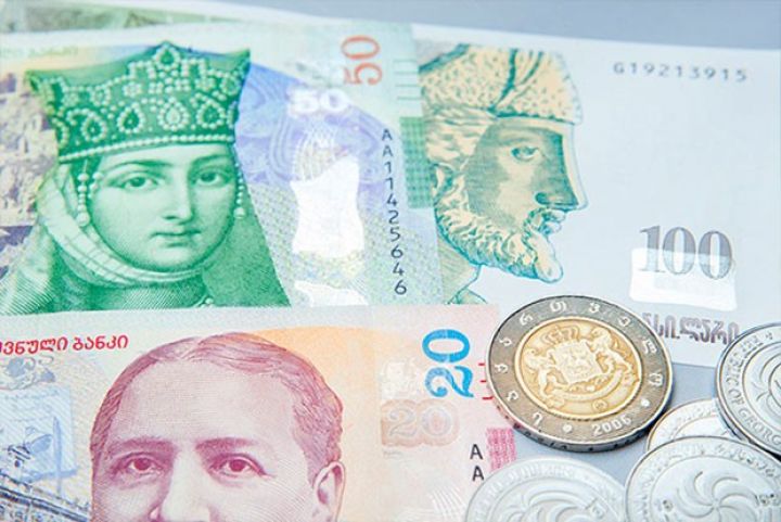 Larinin ucuzlaşması davam edir