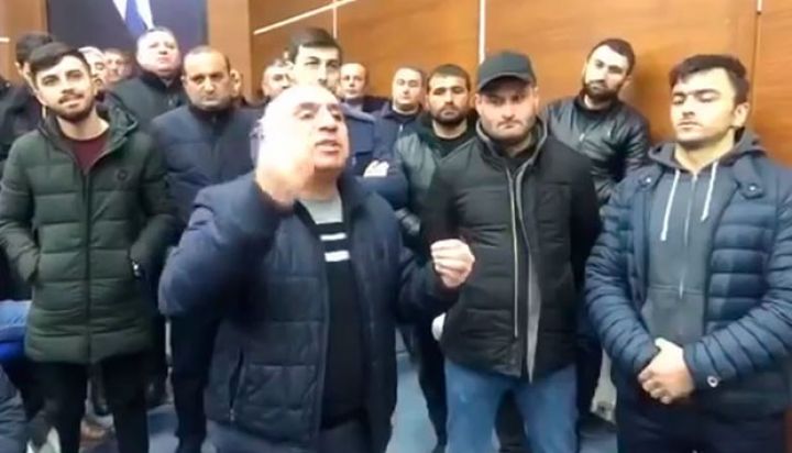 Satıcılar narazılıq edir, İcra başçı sakitləşdirir - TAM VİDEO 