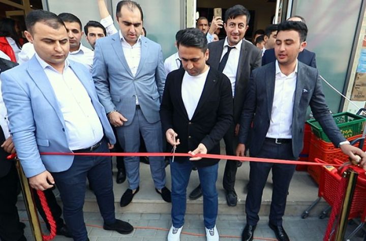 Yenilənən “Grandmart” mağazasının açılışı izdihama səbəb oldu  - VİDEO