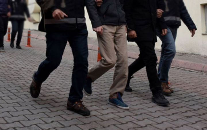 Dövlət Vergi Xidmətinin əməkdaşları rüşvət alarkən yaxalandılar