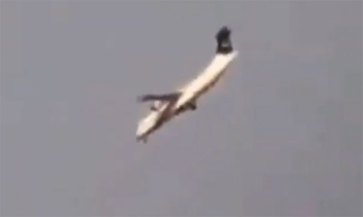 Pakistanda sərnişin təyyarəsi qəzaya uğradı, ölənlər var - VİDEO