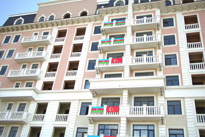 “Renessans Palace” Milli Ordumuza dəstək olaraq bayraqlara büründü - FOTOLAR