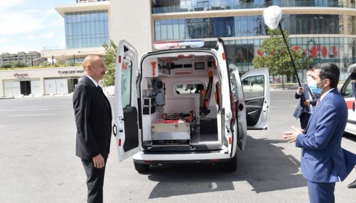 Prezident və 1-ci xanım yeni gətirilən təcili tibbi yardım avtomobilləri ilə tanış olub