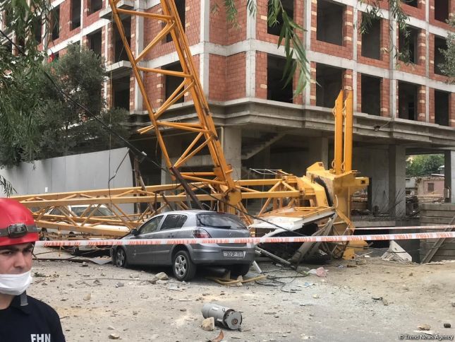 Bakıda yükqaldırıcı qurğu aşıb, ölən və yaralanan var