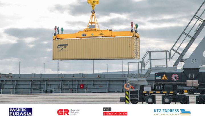 Türkiyədən Çinə mədən sənayesi məhsulu daşıyan konteyner qatarı Bakıya çatıb