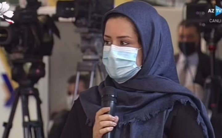 Prezidentin mətbuat konfransında iranlı jurnalist özünü pis vəziyyətə saldı - VİDEO