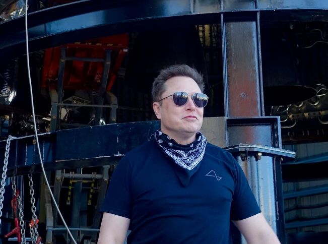 “Dəli adam”ın şirkəti 100 milyard dolları ötüb