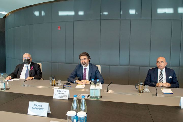 Mikayıl Cabbarov Ziraat Bankın baş direktoru ilə görüşüb