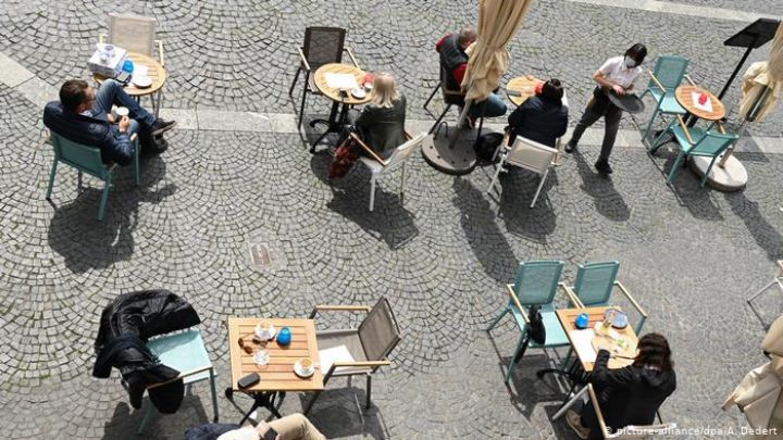 Açıq havada işləyən kafelərdə peyvənd pasportu tələb ediləcək? - YENİLƏNİB