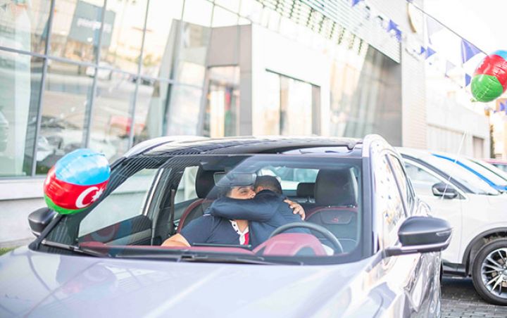 İş adamı qaziyə avtomobil hədiyyə etdi