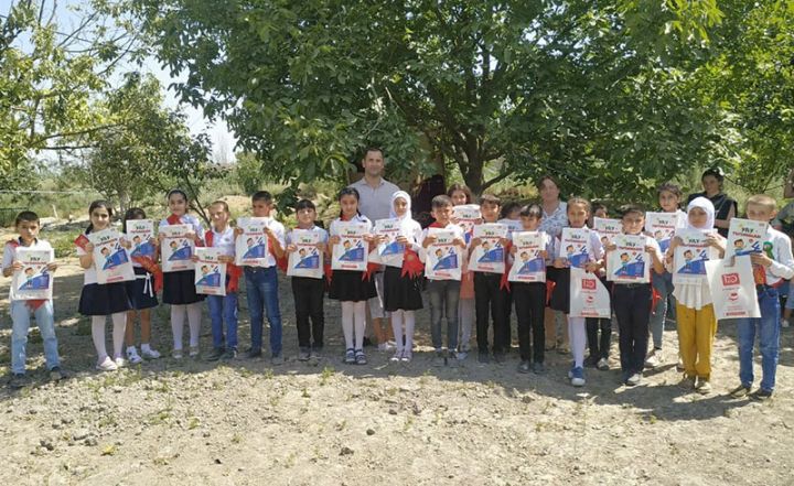 “Kitab Ofisait” hədiyyə kitabları şagirdlərə təqdim etdi - "İNCİ"DƏN TƏHSİLƏ DƏSTƏK