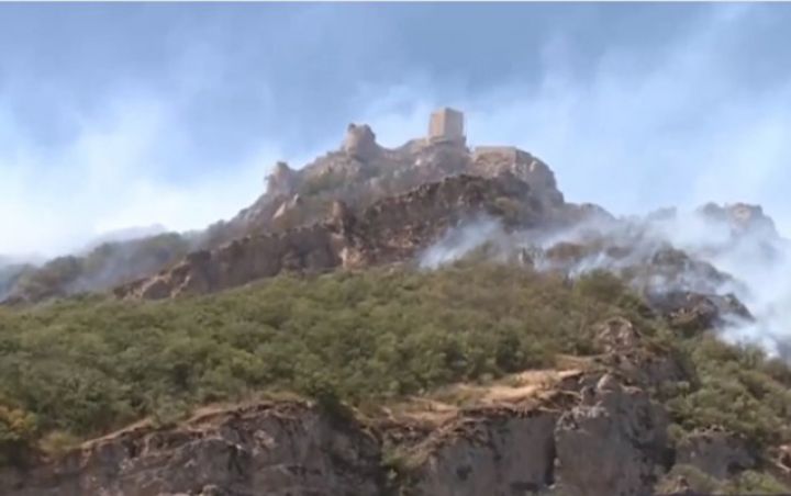 Yanğın “Qalaaltı” hotelin yaxınlığına çatdı