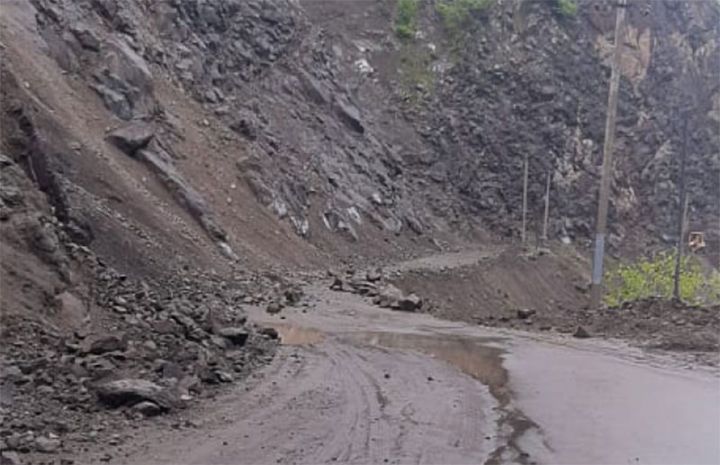 İsmayıllıda leysan yağışları uçquna səbəb olub, yol bağlanıb