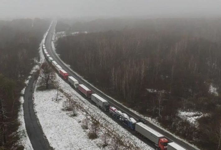 Slovakiya-Ukrayna sərhədində yük maşınlarının uzun növbəsi yaranıb