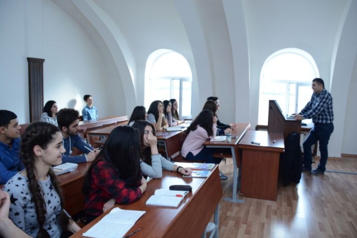 Bu universitetdə orta maaş 1296 manat təşkil edir