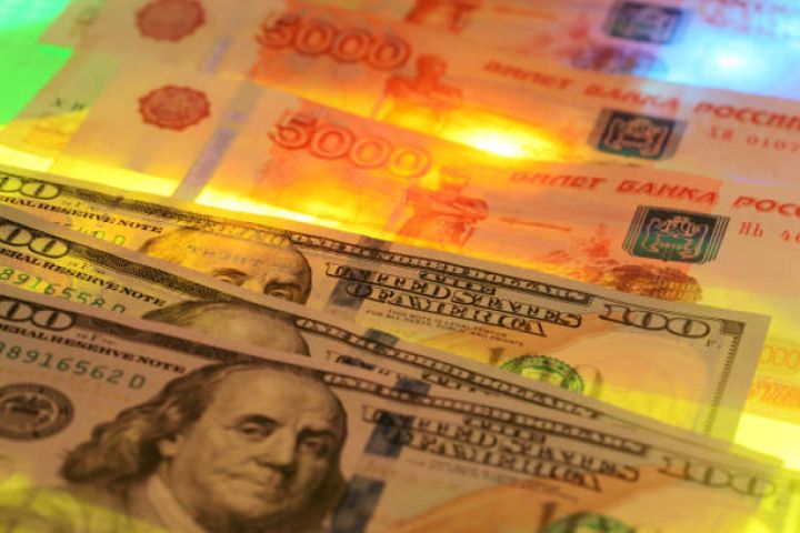 Moskva birjasında hərracların açılışında dolların məzənnəsi düşüb