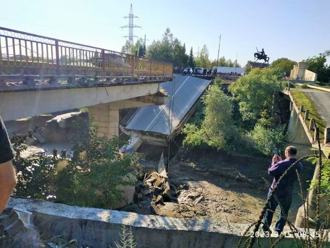 "1974-də inşa edilmiş körpünün çökməsinə güclü sel suları səbəb olub"