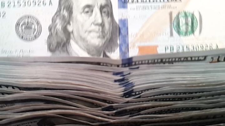 Dollar tələb olunub, Mərkəzi Bank xüsusi satış həyata keçirib, valyuta ehtiyatları "əriyib"