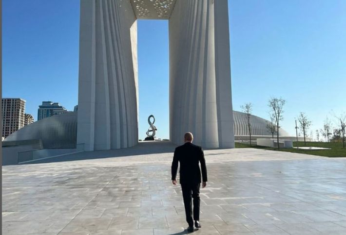 Prezident Bakıda Dövlət Bayrağı Meydanında olub, Azərbaycan Bayrağını ucaldıb