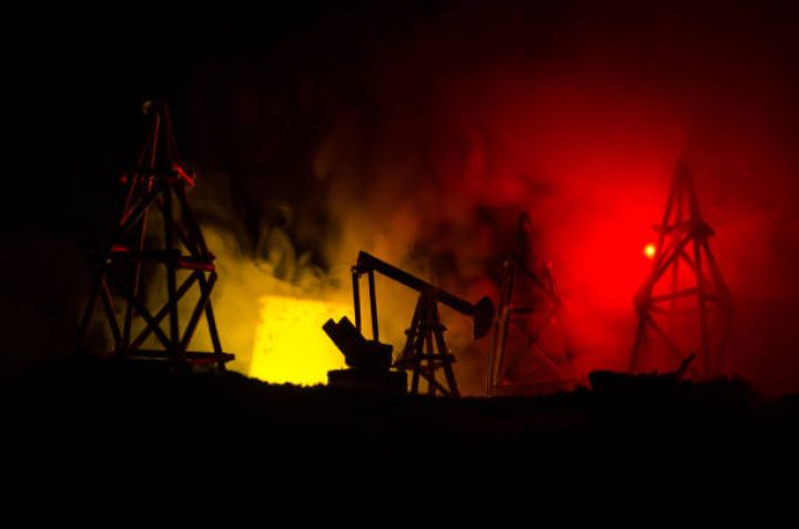 Tramp-Putin görüşündən öncə neft qiymətləri düşür