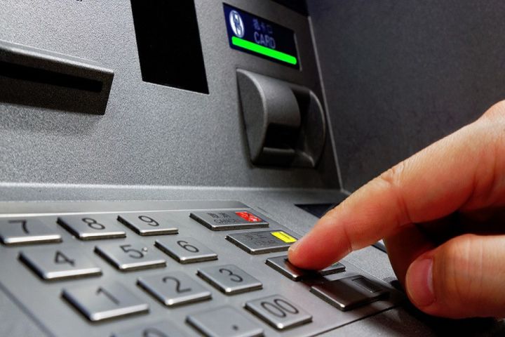 Əməkhaqqı və təqaüdləri istənilən bankdan almaq mümkün olacaq