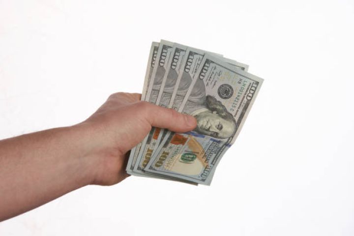 Hər 100 dolların alış-satışından 68 qəpik gəlir əldə ediblər