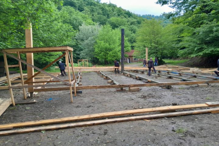 Lerikdə ailəvi istirahət mərkəzində qanunsuz tikili sökülüb - FOTO