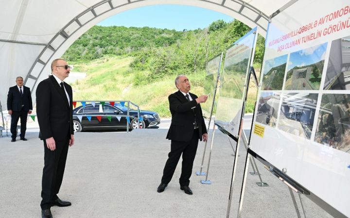 İlham Əliyev Muğanlı-İsmayıllı-Qəbələ yolunda görülən işlərlə tanış olub