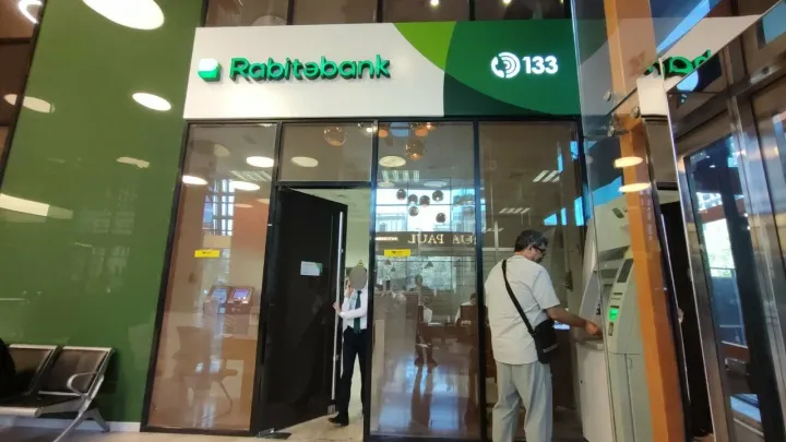 “Rabitəbank”ın xalis mənfəəti 31% azalıb -  Xərclərin və ehtiyat ayırmalarının sürətli artımı mənfəətə mənfi təsir göstərib