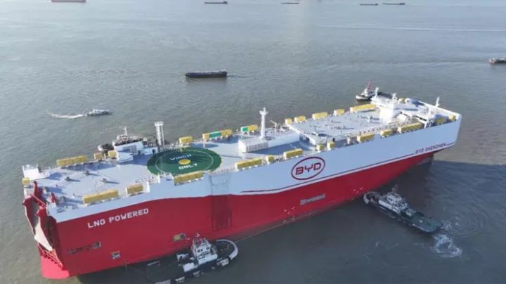 BYD dünyanın ən böyük avtomobil daşıyan gəmisini suya buraxıb