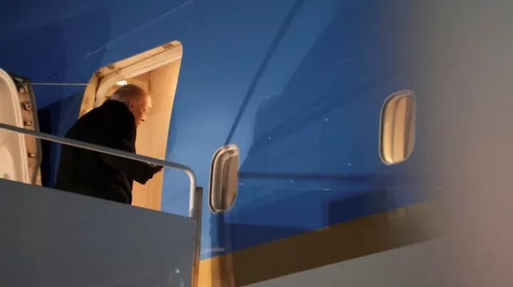 Tramp Davosa gedərkən təyyarədə texniki problem yaranıb