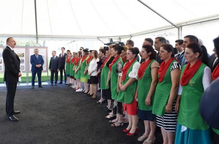 İlham Əliyev qızılgül becərənlərlə görüşdü 