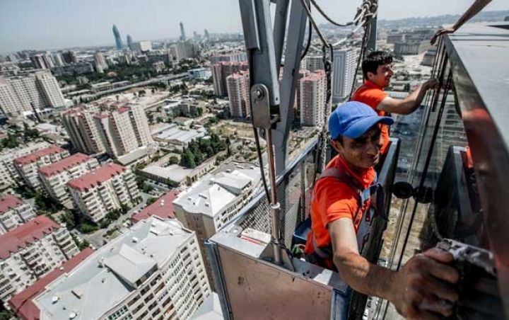 Bakının şüşəsilən alpinistləri