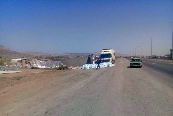 "Jalə" şirkətinin yük maşını aşıb - 20 minlik ziyan