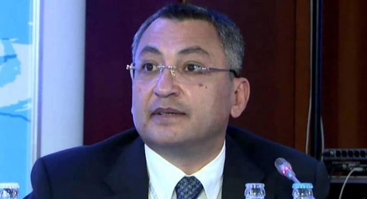 Yeni sədr Əli Həsənovun qohumu daxil 2 nəfəri işdən çıxardı