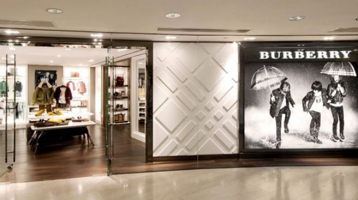 "Burberry" satılmayan məhsulları yandırmaq təcrübəsindən imtina etdi
