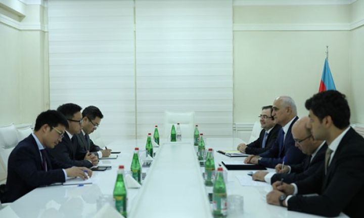 İqtisadiyyat naziri Çinin "Huawei" şirkətinin vitse-prezidenti ilə görüşüb